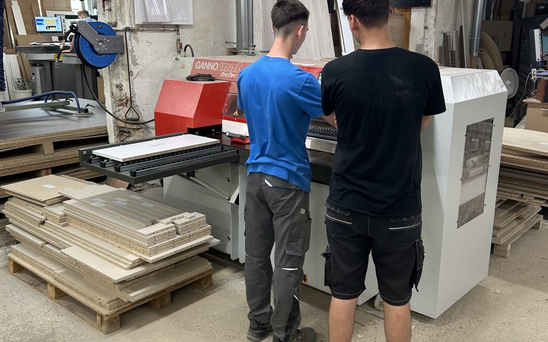 A jövő szakemberei ma tanulnak – CNC szakmai gyakorlat az Óvár VAFA Asztalosipari Kft.-nél